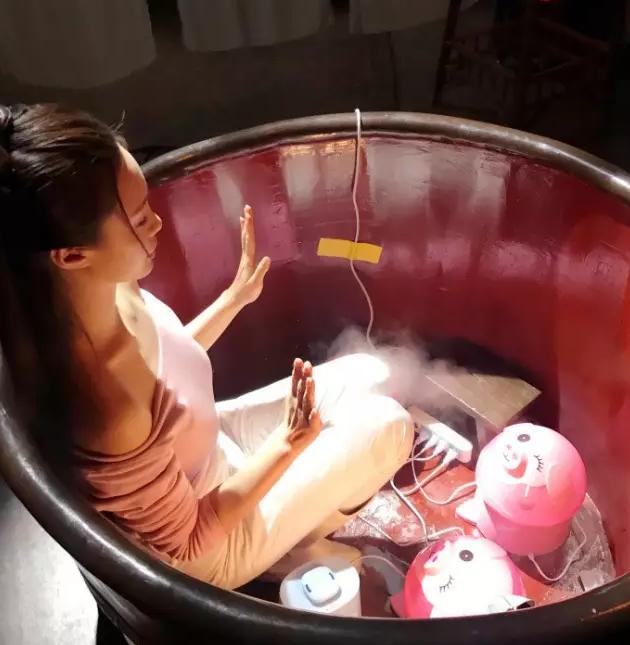 可实际上没有洗澡,没有脱衣服,甚至连水也没有,只有几个呆萌的加湿器