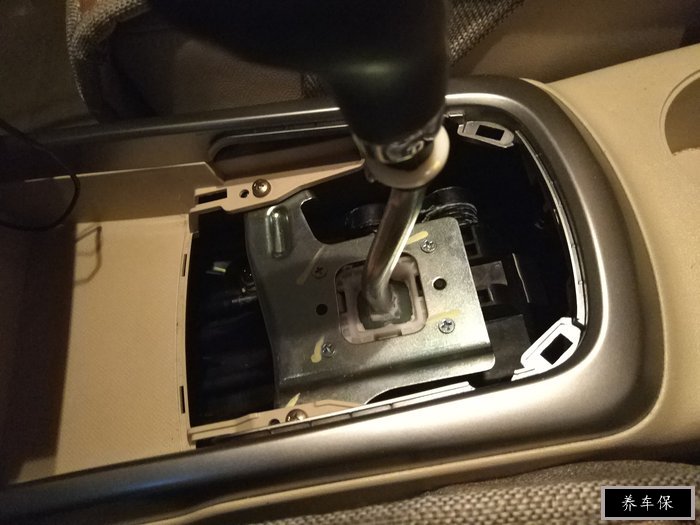 逸动自己动手更换挂档杆防尘罩作业