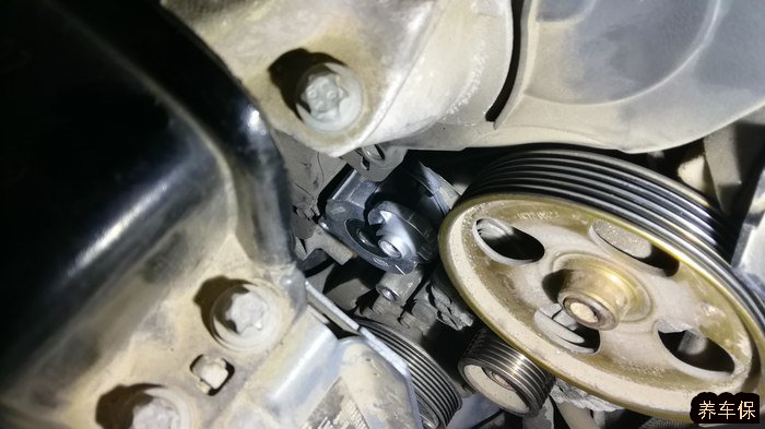 10款标致307保养之更换涨紧轮及发电机皮带