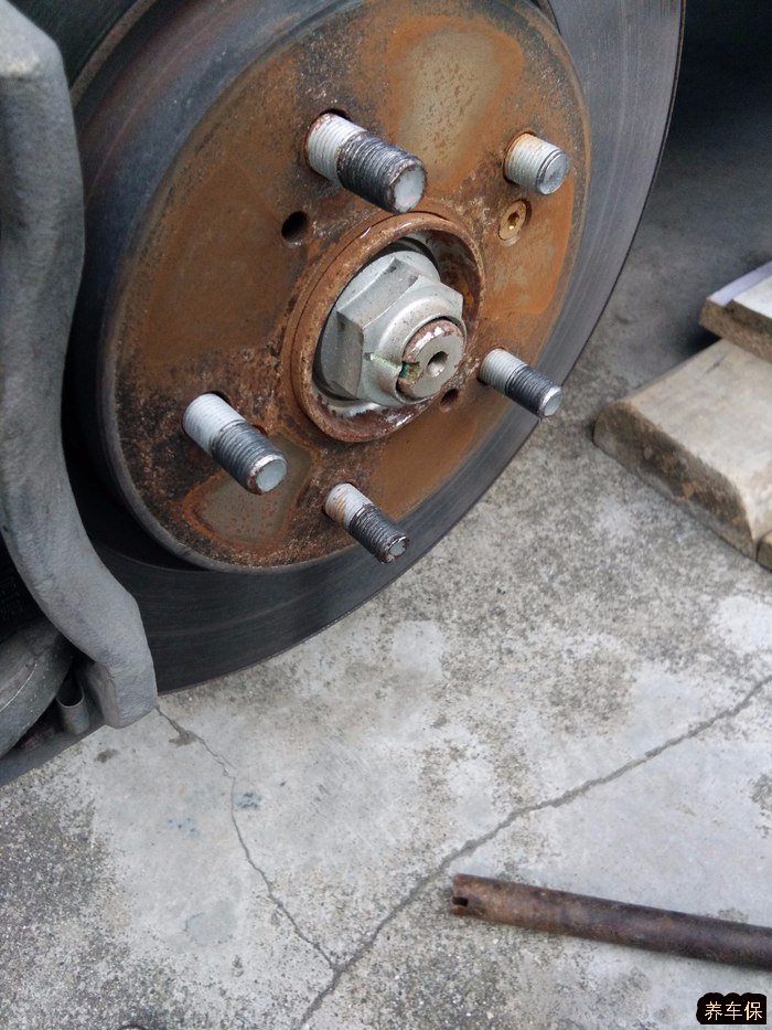 先上一张轮胎拆了之后的大图,可以看到5个螺丝中断了一个,接下来就是