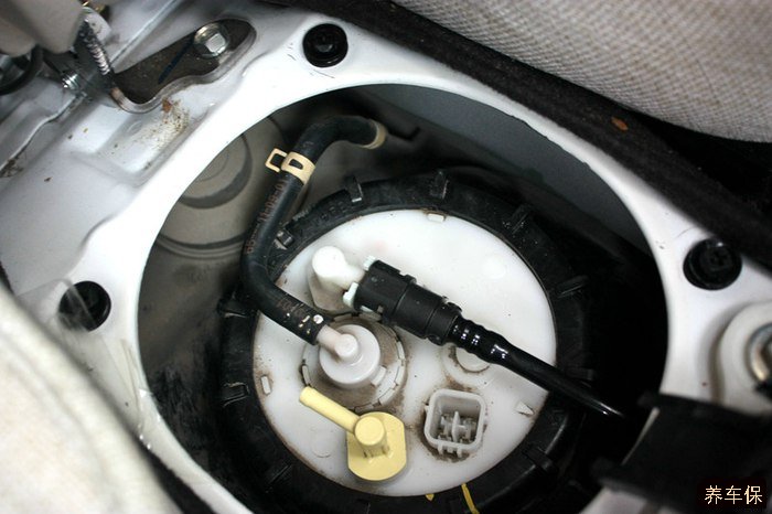 宝马5系汽油滤芯位置图片