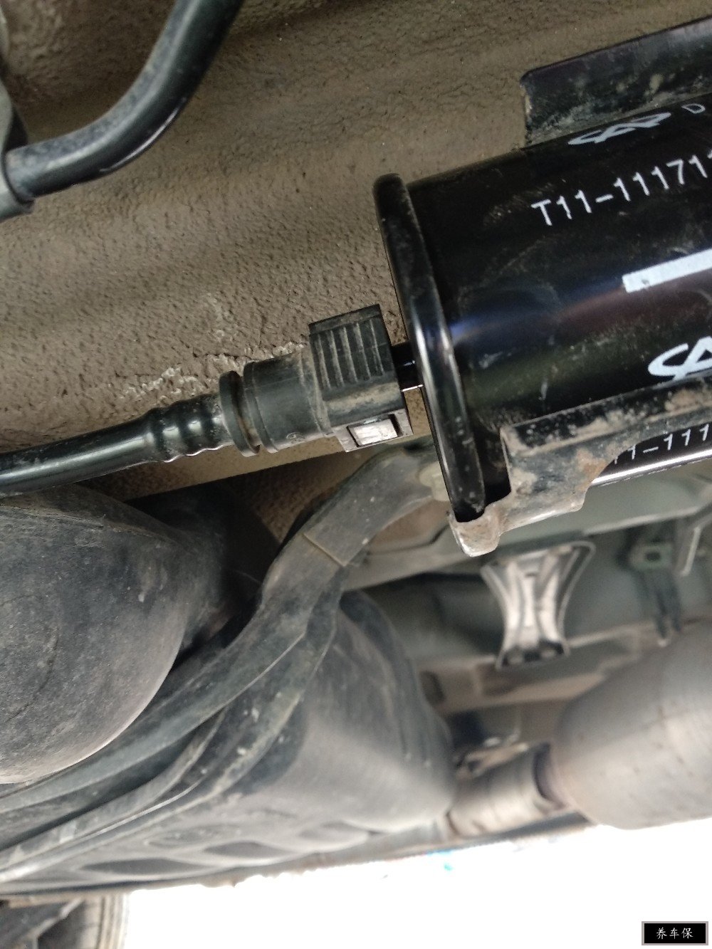 30,另一侧油管道理同上.31,安回汽油滤芯搭铁线,拧紧螺丝.