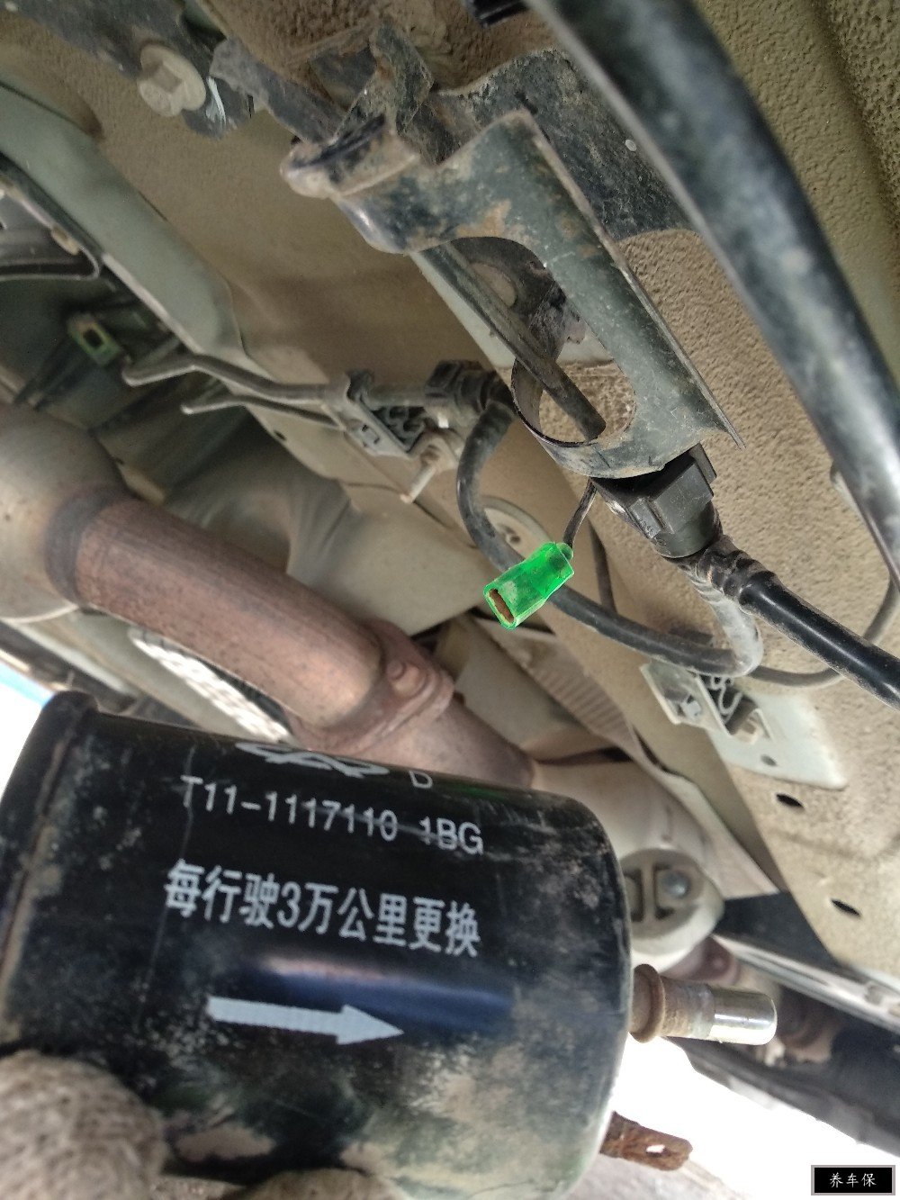 17,从车身卡子上拿下汽油滤芯.16,两端快速接头油管拆卸完毕.