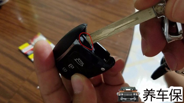 全新胜达钥匙拆卸及更换电池教程